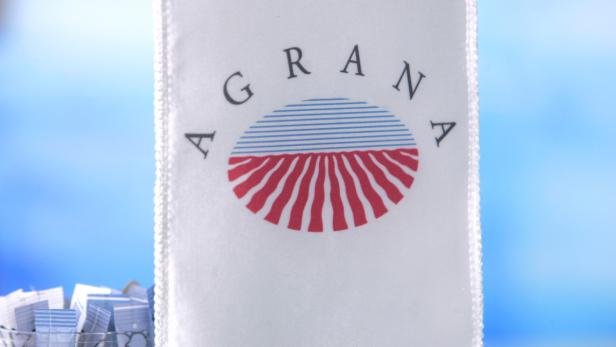 Das Logo der Agrana Gruppe auf einem weißen Stoffbanner.