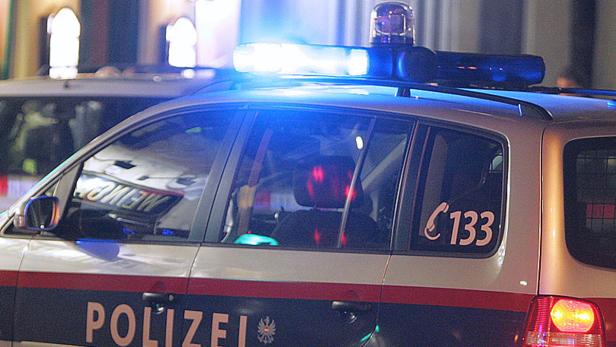 Ein österreichisches Polizeiauto mit eingeschaltetem Blaulicht.