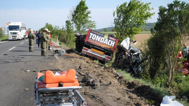 Ein schwerer Verkehrsunfall mit einem LKW und einem PKW, Rettungskräfte sind vor Ort.