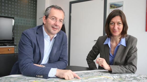 Asfinag-Geschäftsführer A. Walcher und Projektleiterin R. Vogel mit den Plänen