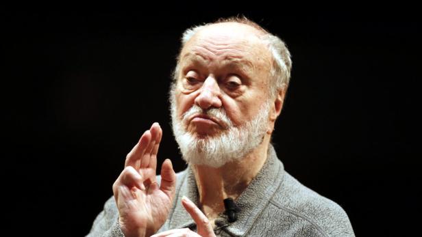 Stephen Sondheim gestikuliert während eines Gesprächs.