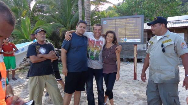 Überglücklich posieren Andy Wasinger und Loretta Reinholdt mit ihren Rettern in Honduras.