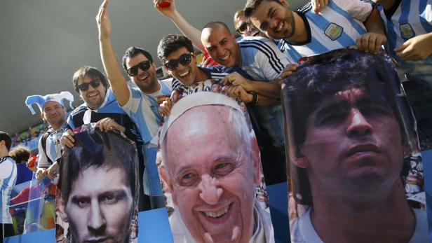 Für WM-Gastgeber Brasilien kommt es dieser Tage knüppeldick. Nur einen Tag nach dem schaffte es ausgerechnet Erzfeind Argentinien ins Endspiel der Fußball-WM.