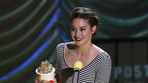 Shailene Woodley hält einen Preis bei einer Preisverleihung.