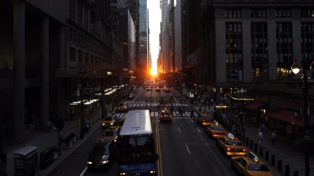 Man nennt es Manhattanhenge: Das zweimal im Jahr auftretende Phänomen können Touristen am Wochenende in New York beobachten.