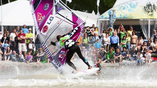 Heimspiel: Max Matissek hat am Neusiedler See das Surfen gelernt - nun zählt er zu den Favoriten.