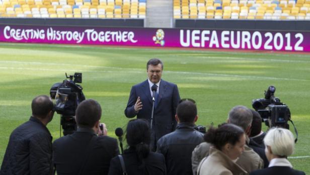 Viktor Janukowytsch spricht vor Kameras im Hintergrund der UEFA EURO 2012.