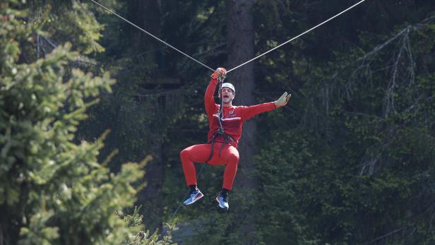 Überflieger: Marko Arnautovic flitzte am Seil durch den Wald