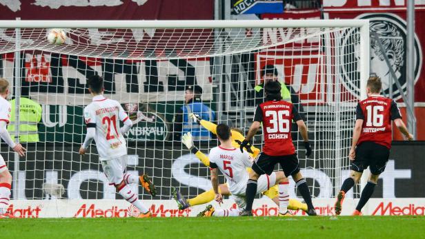 Ein Fußball landet im Tor während eines Fußballspiels.
