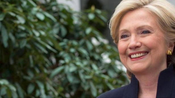 Ein Porträt von Hillary Clinton, die lächelt.