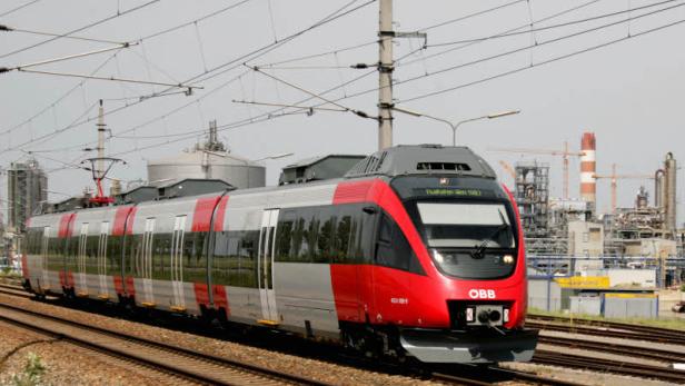 Ein roter und silberner ÖBB Cityjet Zug auf einem Gleis.
