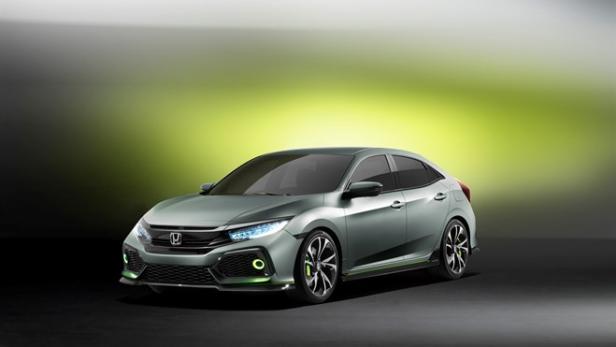 Ein grauer Honda Civic vor einem unscharfen, hellgrünen Hintergrund.