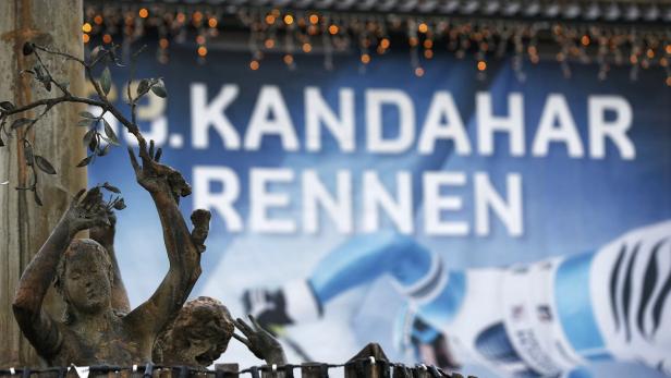 Eine Bronzeskulptur vor einem Banner für die Kandahar-Rennen.