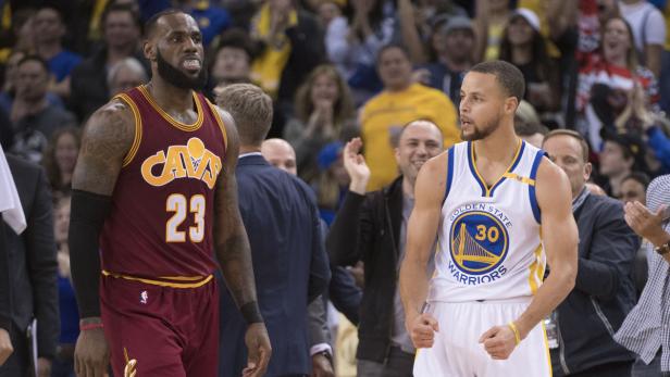 Stephen Curry (re.) und Co. zeigten es LeBron James&#039; Cavaliers.