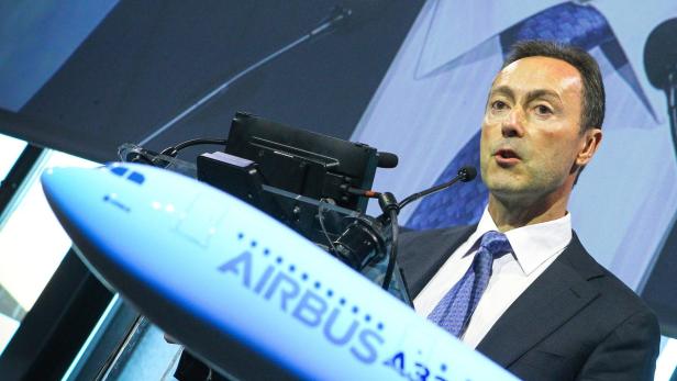 Ein Mann spricht am Rednerpult mit einem Airbus-Modell im Vordergrund.
