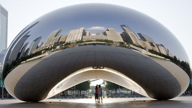 Die Skulptur „Cloud Gate“ in Chicago spiegelt die Skyline der Stadt wider.