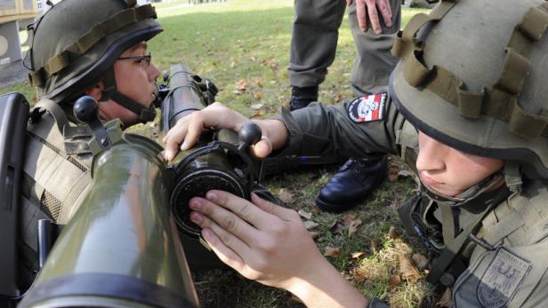 Zwei Soldaten des österreichischen Bundesheeres bereiten eine Panzerabwehrwaffe vor.