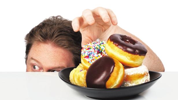 Schlafmangel kann ein Auslöser für unersättliche Gier nach Süßem und Fettem sein.