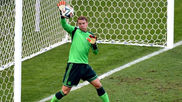 Manuel Neuer Deutschlands Nummer eins steht über allen. Der 28-Jährige überzeugte auf allen Linien. Furchtlose Strafraumbeherrschung mit 1,94 m Körpergröße, starke Reflexe auf der Linie wie in der Schlussminute gegen Frankreichs Benzema im Viertelfinale, sowie hypermodernem Mitspielen im Achtelfinale gegen Algerien.