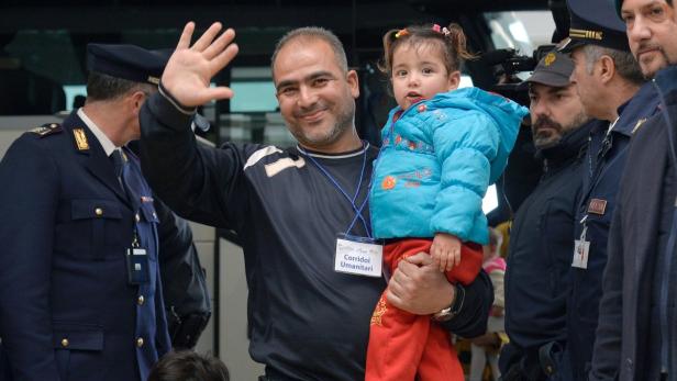 Syrische Flüchtlinge sind überglücklich über ihre Ankunft auf dem Flughafen in Rom