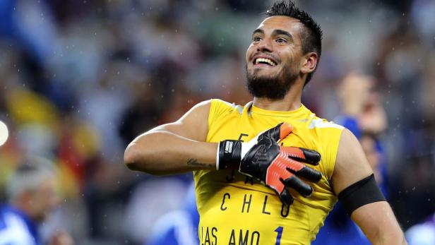 Handschuh aufs Herz: Sergio Romero brachte Argentinien nach 24 Jahren wieder einmal ins Endspiel bei einer WM.