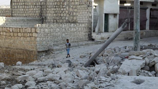 Ein Bub im zerstörten Aleppo.