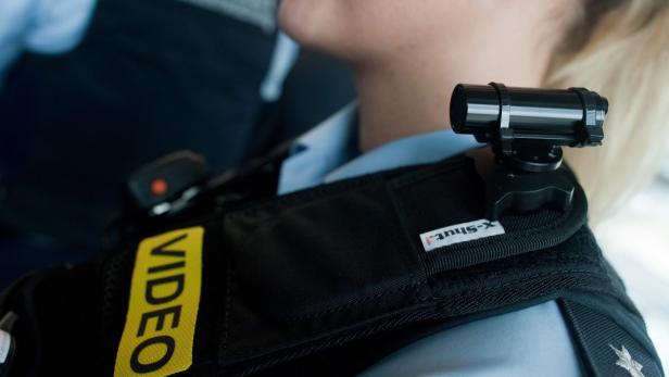 Eine Bodycam bei einer deutschen Polizistin