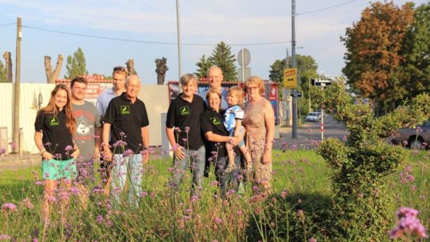 Diese Bürger ließen sich im Gras fotografieren – und mussten sich dafür bei der Polizei rechtfertigen.