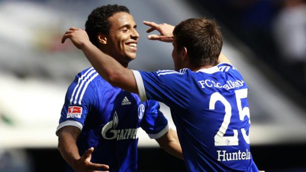 Zwei Fußballspieler des FC Schalke 04 feiern gemeinsam.