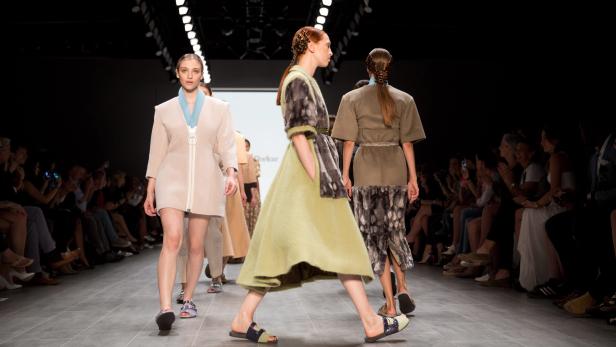 Models präsentieren Mode auf dem Laufsteg während einer Modenschau.