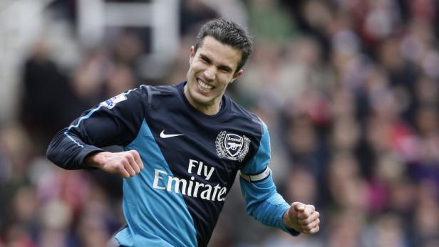 Robin van Persie im Arsenal-Trikot jubelt auf dem Spielfeld.