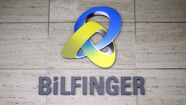 Das Logo von Bilfinger an einer Wand.