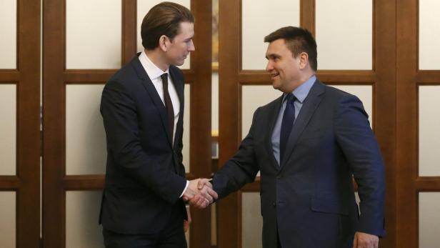 Freundliche, aber uneins bei Russland-Sanktionen: Außenminister Kurz und Klimkin