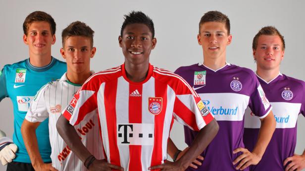 Eine Gruppe junger Fußballspieler verschiedener Vereine posiert für ein Foto.