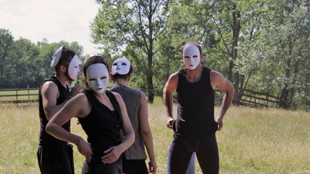 Das Finale des Riverjump! 2014 ist nicht nur der gemeinsame Sprung in die March, sondern auch eine Show des Zirkus Giovanni.