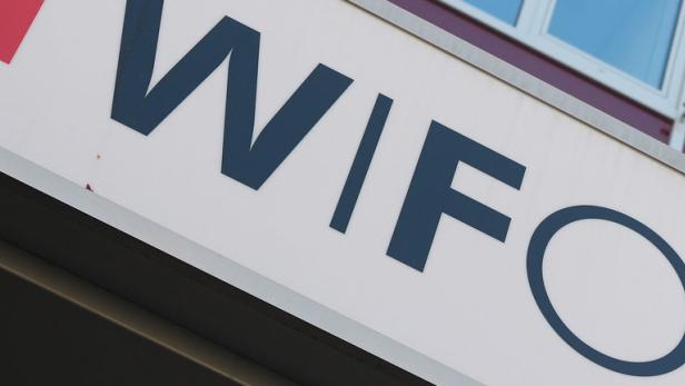 Das Logo des Wirtschaftsforschungsinstituts (ifo) ist an einem Gebäude angebracht.