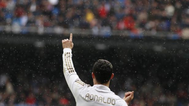 Cristiano Ronaldo jubelt mit erhobenem Zeigefinger im Regen.