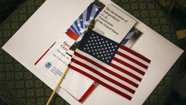Eine US-Flagge liegt auf Dokumenten zur Einbürgerungszeremonie in New York, 2014.