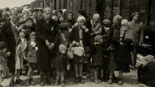 Ein Transport von Juden kommt an der Rampe des Vernichtungslager Auschwitz-Birkenau an.