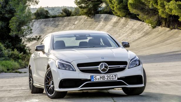 Ein weißer Mercedes-Benz CLS steht auf einer Betonfläche.