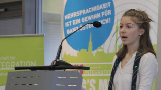 Den Reigen eröffnete Ivelina Dyulgerova (B/O/RG St. Ursula, Wien, Bulgarisch), die oft sogar mitten im Satz von der einen in die andere Sprache switchte und darüber sprach, dass es wichtig sei, zur eigenen Meinung zu stehen und sich fair mit Meinungen anderer auseinander zu setzen.