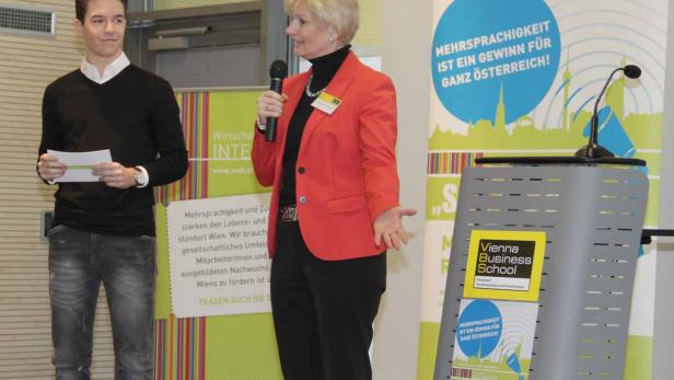 Moderator des Vormittags, Adnan Tokić, einst selbst &quot;SAG&#039;S-MULTI!&quot;-Gewinner und die Direktorin der an diesem Tag gastgebenden Schule, der VBS Floridsdorf, Susanne Neuner