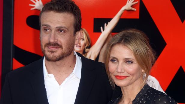 Cameron Diaz und Jason Segel posieren vor dem roten Filmtitel „Sex Tape“.