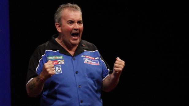 Phil Taylor jubelt während eines Dartspiels.