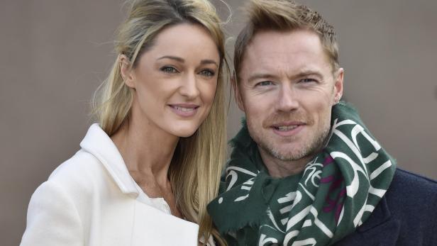Ronan Keating posiert mit seiner Frau Storm Keating für ein Foto.
