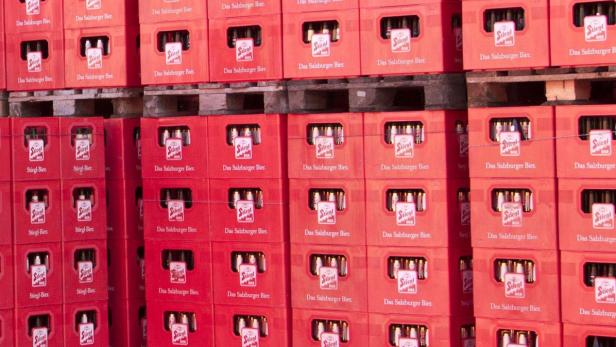Gestapelte, rote Bierkisten der Marke Stiegl.