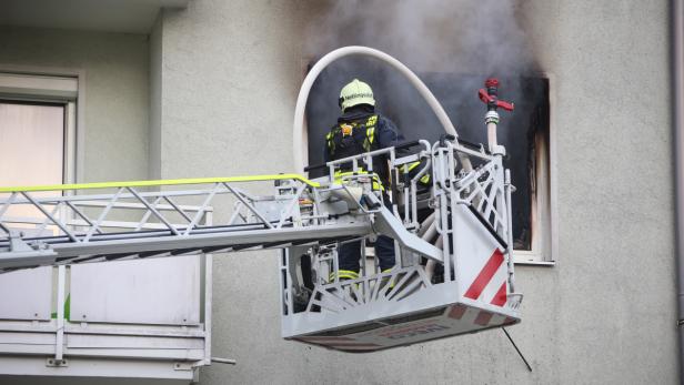 Die Feuerwehr rettet in Ansfelden eine Mutter und ihren neunjährigen Sohn.