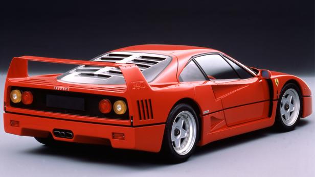 Ein roter Ferrari F40 von hinten.