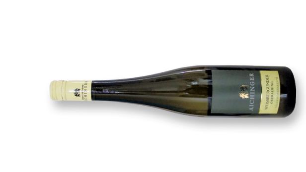 Eine Flasche Aichinger Weissburgunder Oberalbing liegt auf einer weißen Oberfläche.