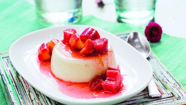 Panna Cotta mit Rhabarberkompott auf einem Teller.